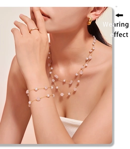 Effetto indossato della collana di quarzo rosa e perle con orecchini dorati abbinati