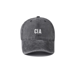 Gros plan détaillé des lettres CIA brodées sur la casquette en coton noir délavé