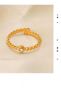 Dettaglio dell'anello in acciaio inossidabile placcato oro 18K con un diamante lucente