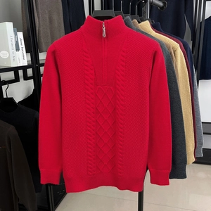 Detailansicht eines roten Herren-Strickpullovers mit Halbreißverschluss und Zopfmuster