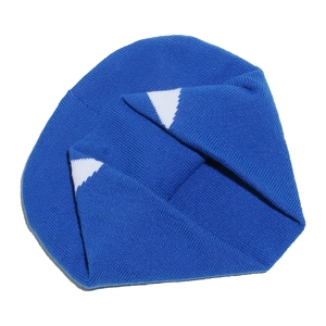 Détail du bonnet en tricot côtelé bleu avec motifs géométriques de triangles blancs