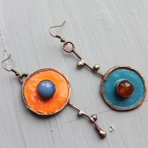 Makroansicht der asymmetrischen Vintage-Bronze-Ohrringe mit Emaille und Perlen-Detail