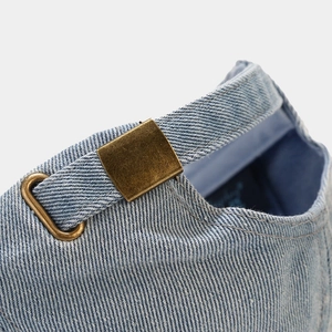 Détail de la boucle en métal réglable et texture denim délavé sur l'arrière de la casquette