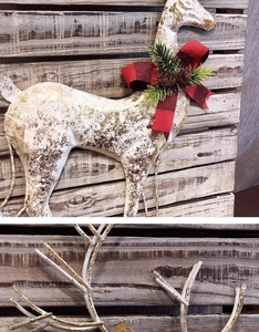 Decorazione murale di renna natalizia in metallo rustico con fiocco scozzese su legno