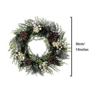 Détail d'une couronne de Noël givrée de 36 cm avec pommes de pin et baies blanches