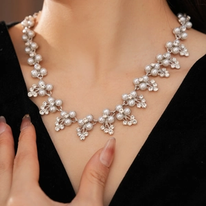 Détail du collier en alliage argenté avec perles et strass sur mannequin pour mariage