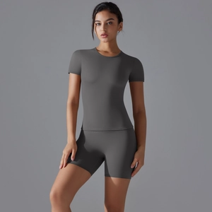 Ensemble de yoga femme coupe ajustée avec t-shirt manches courtes et short en gris foncé