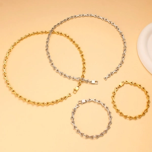 Ensemble collier et bracelet en acier titane avec maillons en X, coloris or et argent