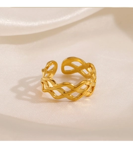 Vue macro d'une bague ajustable en acier inoxydable plaqué or 18K à texture tressée