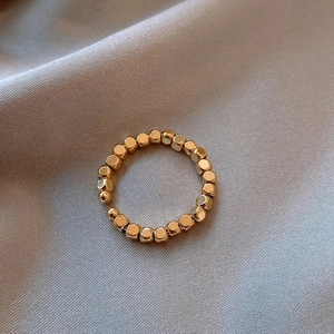 Dettaglio macro dell'anello placcato oro 14k con un design geometrico a cubi frantumati