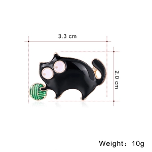 Cartoon black cat enamel brooch with green ball of yarn, 3.3cm x 2.0cm alloy pin