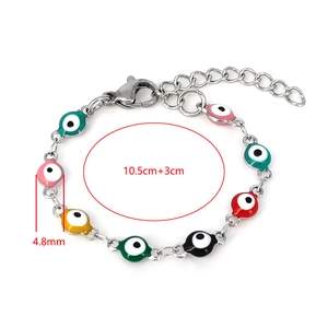 Détail de la taille du bracelet bébé mauvais œil coloré avec chaîne de 10,5cm et extension