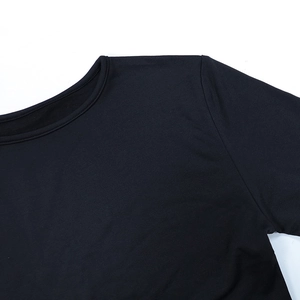 Gros plan du haut noir à col rond montrant les coutures et la texture du tissu tricoté