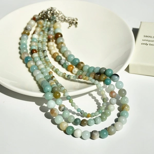 Détail d'un collier multicouche en perles d'amazonite verte avec un fermoir mousqueton