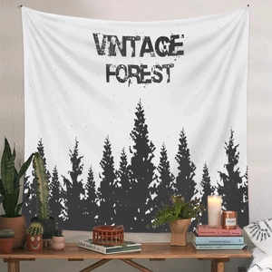Dettaglio dell'arazzo Vintage Forest con sagome di pini neri in una stanza accogliente