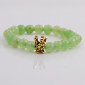 Grünes Naturstein-Perlenarmband 8mm für Herren mit einem goldenen Kronenanhänger