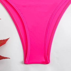 Dettaglio del tessuto del costume rosa con cuciture a doppio ago e trama