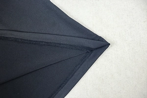 Dettaglio della cucitura overlock di alta qualità su tessuto nero elastico aderente