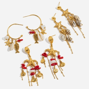 Boucles d'oreilles bohèmes en acier doré 18 carats avec pendentifs coquillages et étoiles