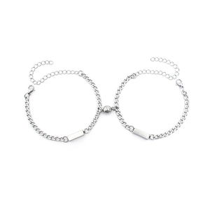 Vue détaillée des bracelets gourmette argentés avec fermoir magnétique et extension