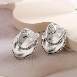 Minimalistische silberne geometrische Ohrstecker mit unregelmäßigem Metalldesign