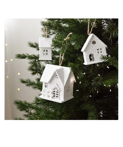Lot de trois maisons de Noël en bois blanc givré avec cordes suspendues aux branches de sapin
