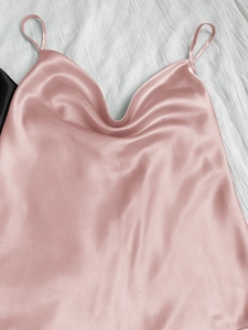 Détail du caraco en satin rose avec fines bretelles et décolleté bénitier drapé