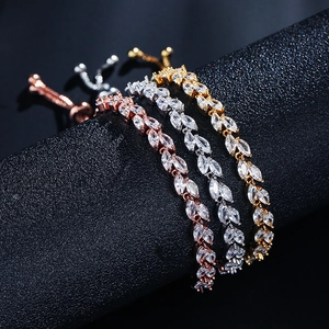 Detalle macro de pulseras de hojas ajustables en oro, plata y oro rosa con piedras de circón