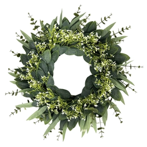 Couronne d'eucalyptus artificielle avec feuilles vertes et fleurs blanches sur blanc