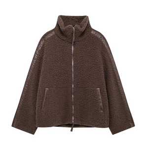 Detalle de chaqueta de lana marrón oscuro con cuello alto y ribete de cuero sintético