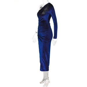 Détail de la robe en velours bleu marine à une épaule avec fronces et fente latérale