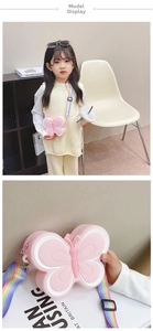 Vue détaillée du sac papillon en silicone rose pour fille avec bandoulière arc-en-ciel