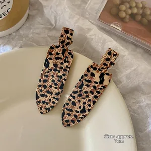 Detail of vintage leopard print hair clips with matte texture, set of two pieces, 7cm