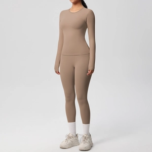 Inquadratura completa del set yoga due pezzi tortora con top a maniche lunghe e leggings a vita alta