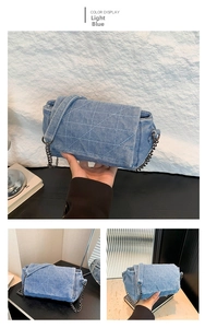 Viste multiple di una borsa in denim azzurro, con impunture a rombi e tracolla a catena metallica