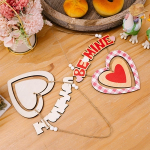Dettaglio decorazione cuore in legno Be Mine con motivo a quadri rosa e perle bianche