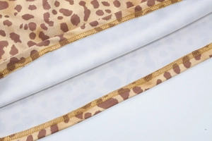 Detailaufnahme des Saums mit Leopardenmuster, weißem Innenfutter und präzisen Nähten