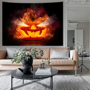 Detalle de tapiz de Halloween con calabaza llameante Jack-o'-lantern en pared moderna