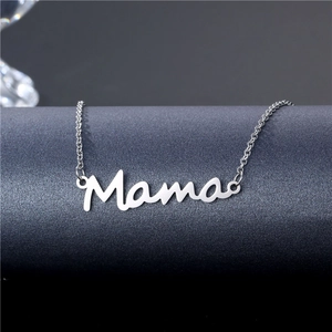 Collier Mama en acier inoxydable argenté poli présenté sur un socle texturé