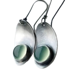 Pendientes retro de plata curvada con cuentas de esmeralda verde y acabado antiguo