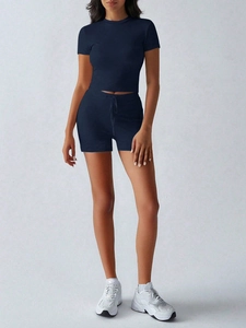 Détail de la taille élastique à cordon de serrage du short de yoga bleu marine et haut