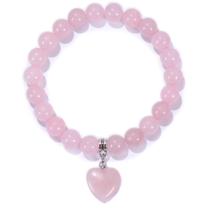 Dettaglio del bracciale con perline di quarzo rosa e un ciondolo coordinato a forma di cuore