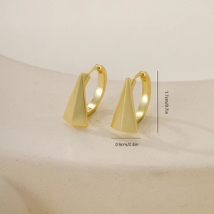 Détail montrant les dimensions des boucles d'oreilles triangle plaquées or, 1,7 cm