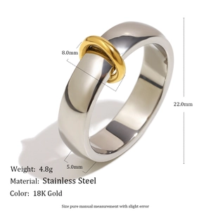 Bague ouverte minimaliste en acier inoxydable bicolore avec détail plaqué or 18K