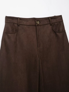 Vue détaillée du pantalon en daim marron foncé montrant la taille et les poches latérales