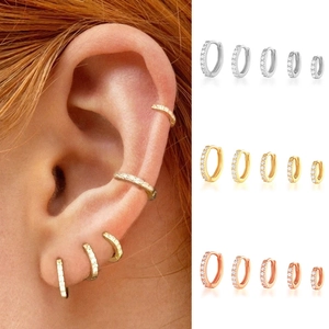 Set di orecchini huggie con zirconi cubici in finiture argento, oro e oro rosa