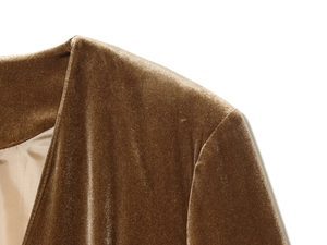 Vue macro détaillée de la texture du tissu en velours bronze et des coutures d'épaule