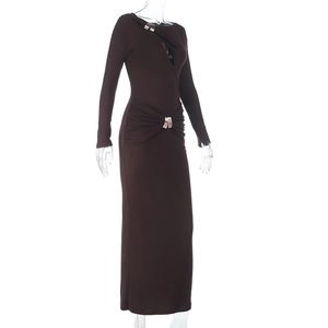 Détail des plis à la taille et boucle dorée sur une robe maxi marron à manches longues