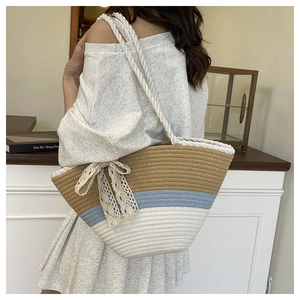 Détail du sac cabas tissé tricolore avec accessoire nœud en dentelle délicat