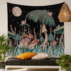 Detailansicht Wandteppich mit Schnecken und Pilzen in einem gemütlichen Schlafzimmer